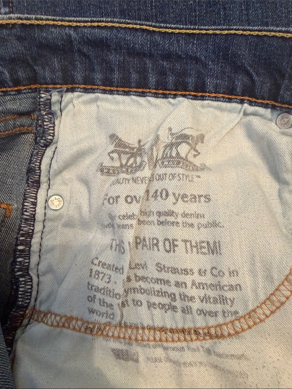 Levi's Men's Relaxed Jeans in Medium Blue Wash - Picture 2 of 5